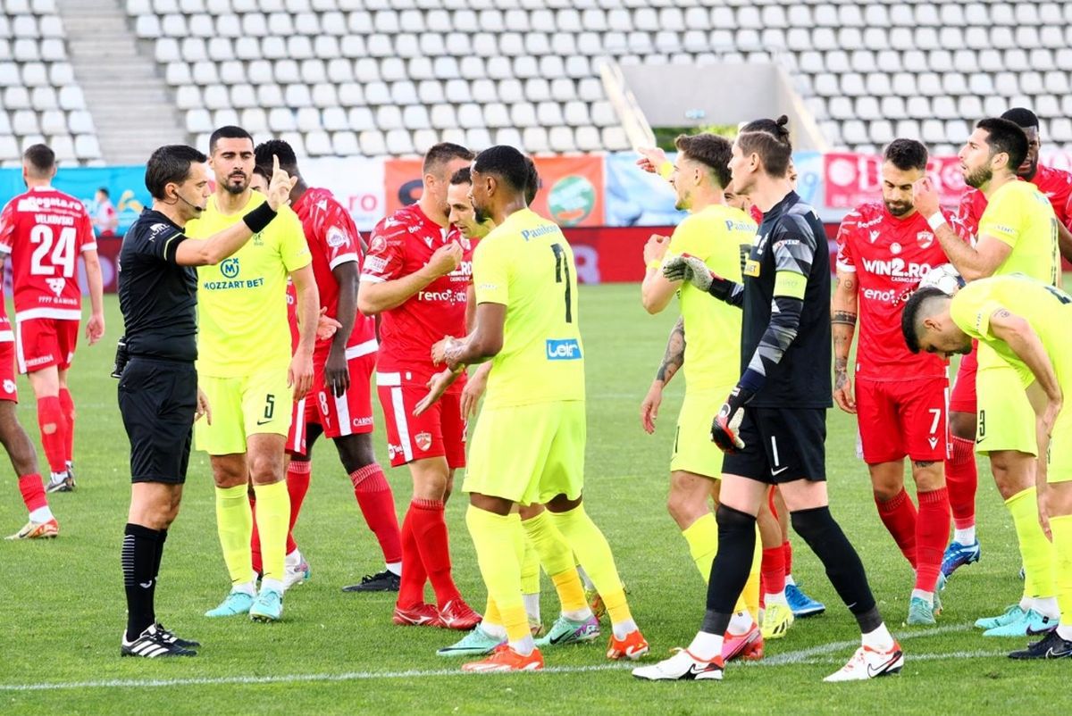 Milostiv cu Dinamo, neiertător cu ieșenii » Hațegan a judecat diferit două faze delicate în Dinamo - Poli Iași: verdictul specialistului