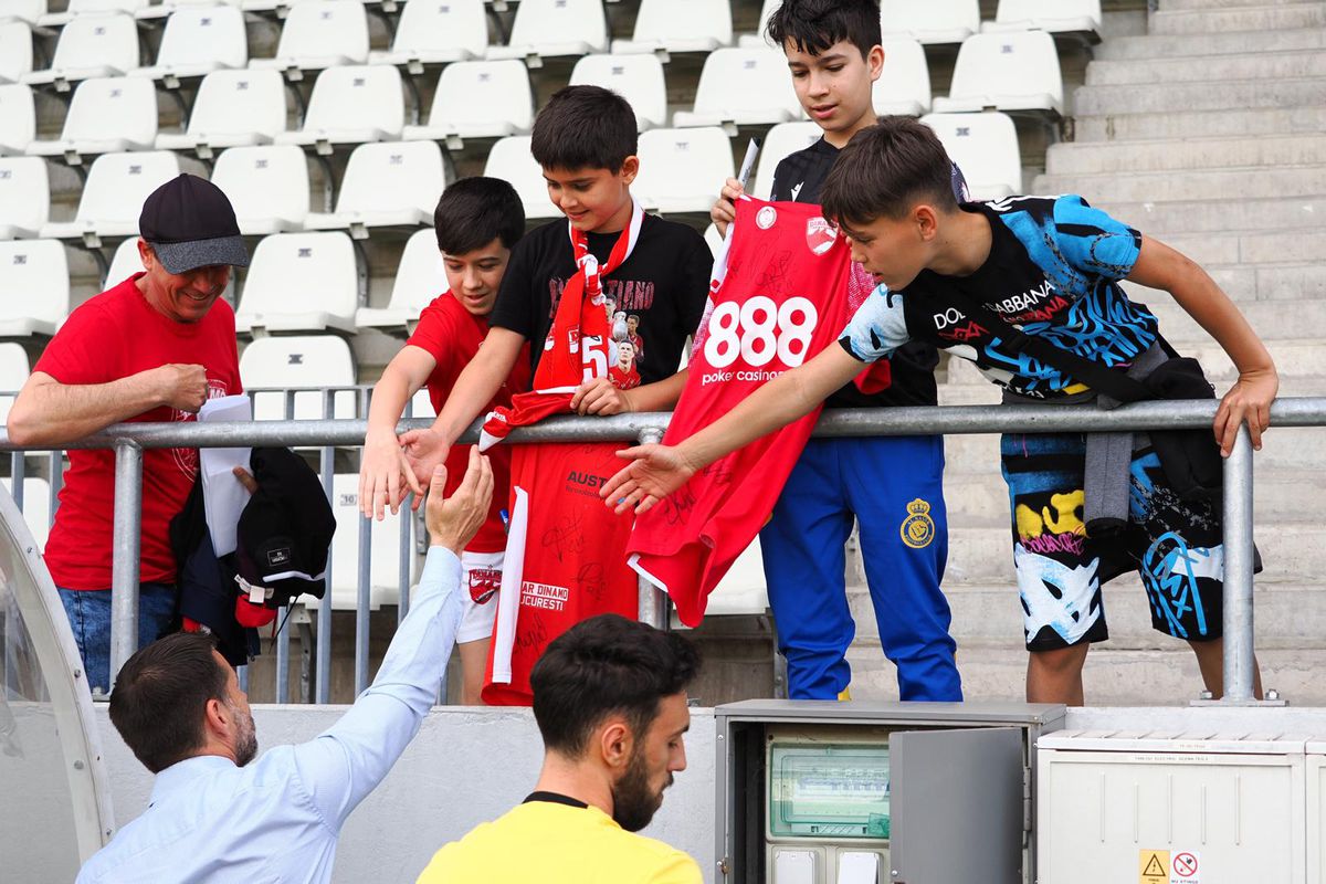 Revenirea „Pitbull-ului”, izbucnirea lui Caparco și ultrașii „falși”: „Din cauza voastră arde cămașa pe noi!” » 10 informații de pe stadion, înainte de Dinamo - Poli Iași