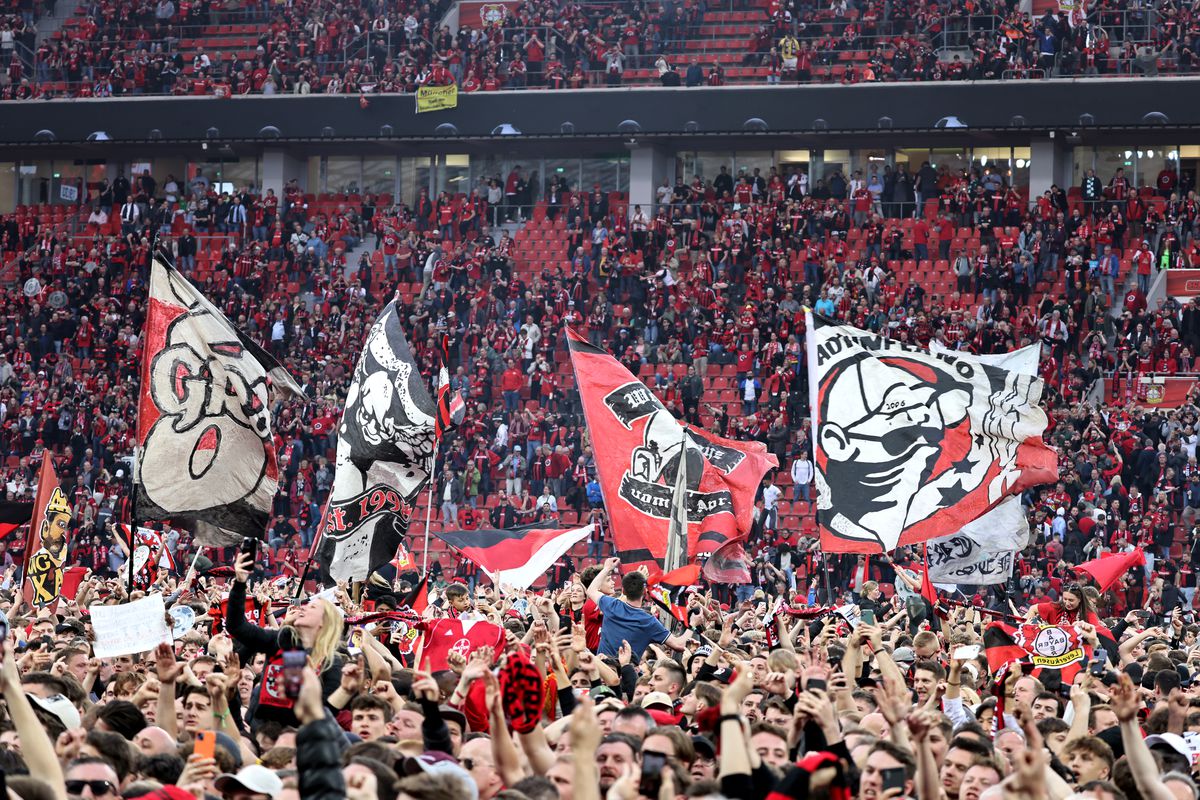 Bucurie fără margini la Leverkusen! Fanii au intrat pe teren în timpul meciului » Xabi Alonso a adus în stil mare primul TITLU din istoria de 120 de ani a clubului