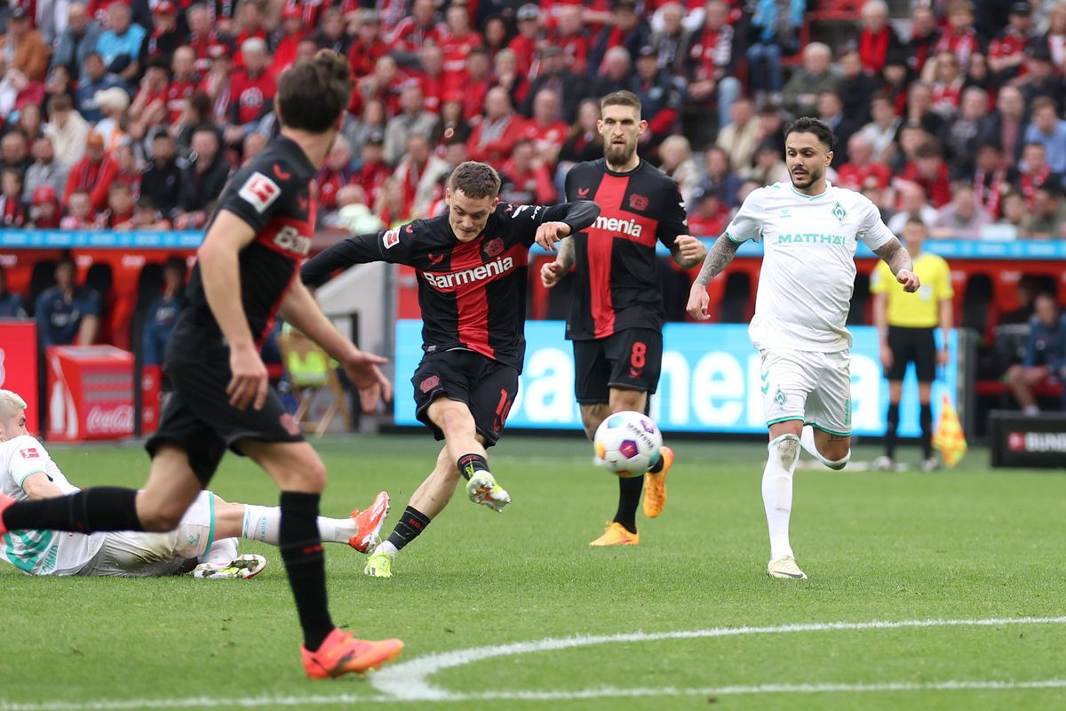 Bucurie fără margini la Leverkusen! Fanii au intrat pe teren în timpul meciului » Xabi Alonso a adus în stil mare primul TITLU din istoria de 120 de ani a clubului