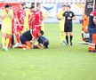 Clipe înspăimântătoare sub ochii copiilor, la Dinamo - Poli Iași » Mama fotbalistului lăsat lat de Homawoo, în lacrimi la ușile ambulanței