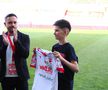 Liderul PCH Junior a primit un tricou special