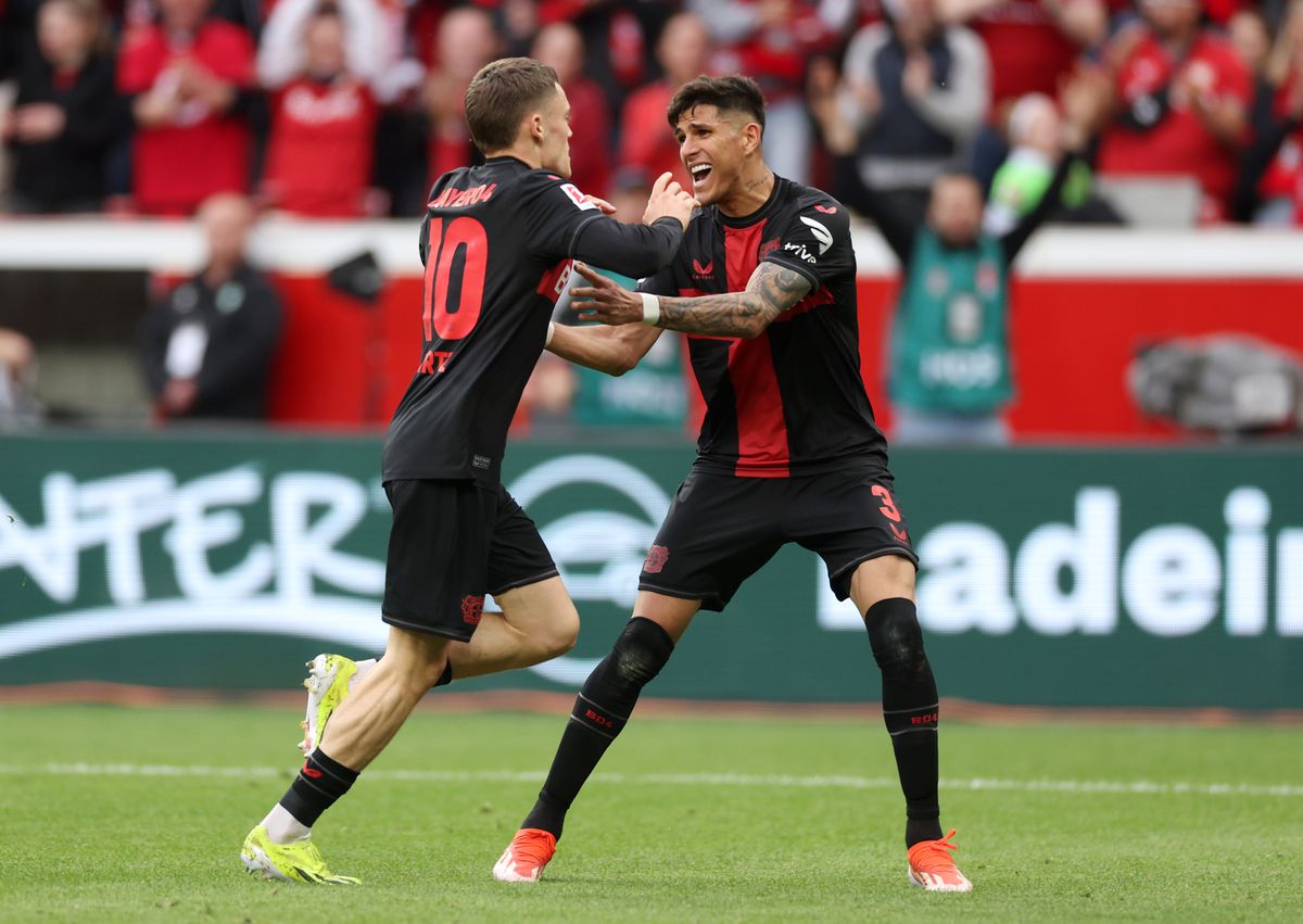 Bucurie fără margini la Leverkusen! Fanii au intrat pe teren în timpul meciului » Xabi Alonso a adus în stil mare primul TITLU din istoria de 120 de ani a clubului