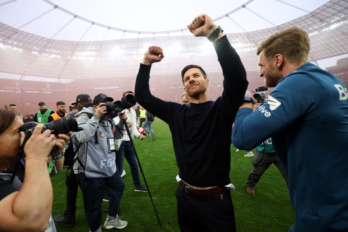 Bucurie fără margini la Leverkusen! Fanii au intrat pe teren în timpul meciului » Xabi Alonso a adus în stil mare primul TITLU din istoria de 120 de ani a clubului