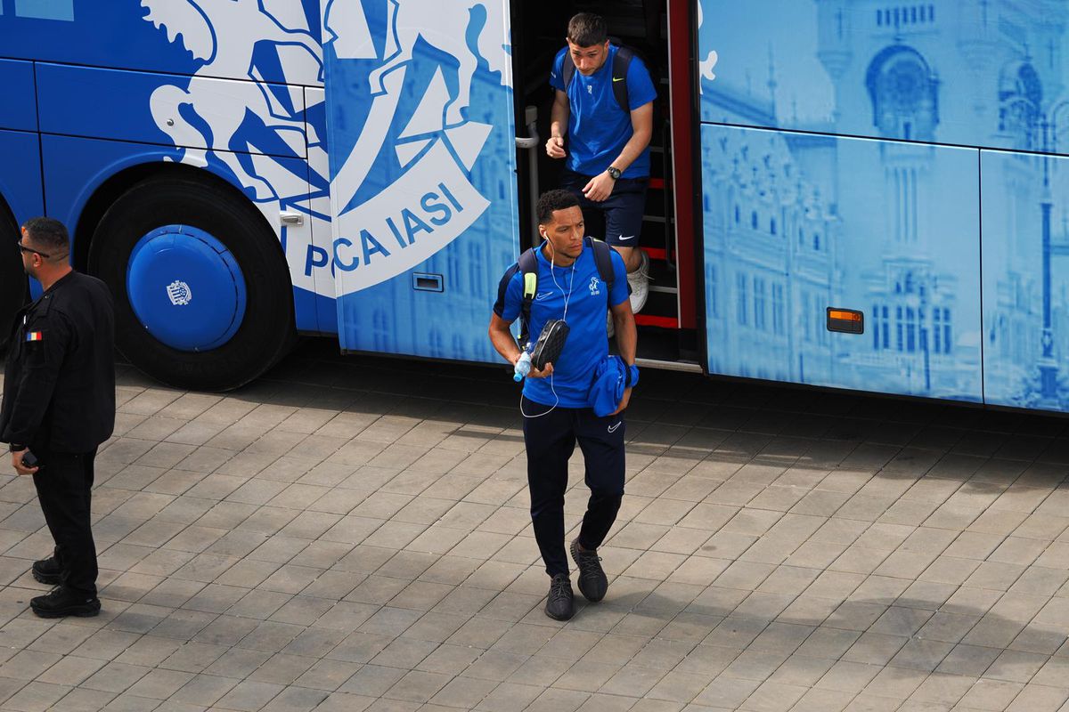 Revenirea „Pitbull-ului”, izbucnirea lui Caparco și ultrașii „falși”: „Din cauza voastră arde cămașa pe noi!” » 10 informații de pe stadion, înainte de Dinamo - Poli Iași