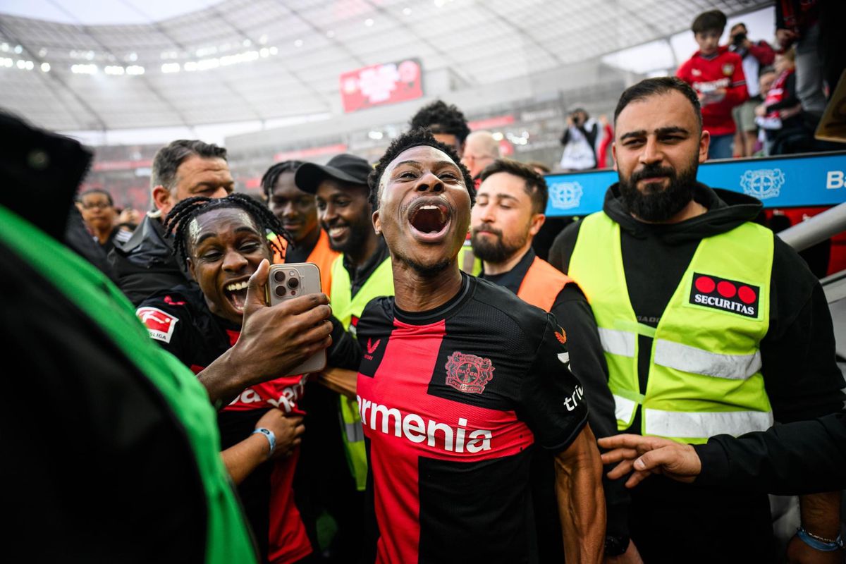 Bucurie fără margini la Leverkusen! Fanii au intrat pe teren în timpul meciului » Xabi Alonso a adus în stil mare primul TITLU din istoria de 120 de ani a clubului