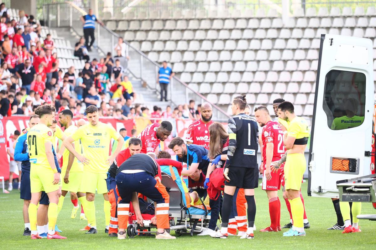 Clipe înspăimântătoare sub ochii copiilor, la Dinamo - Poli Iași » Mama fotbalistului lăsat lat de Homawoo, în lacrimi la ușile ambulanței