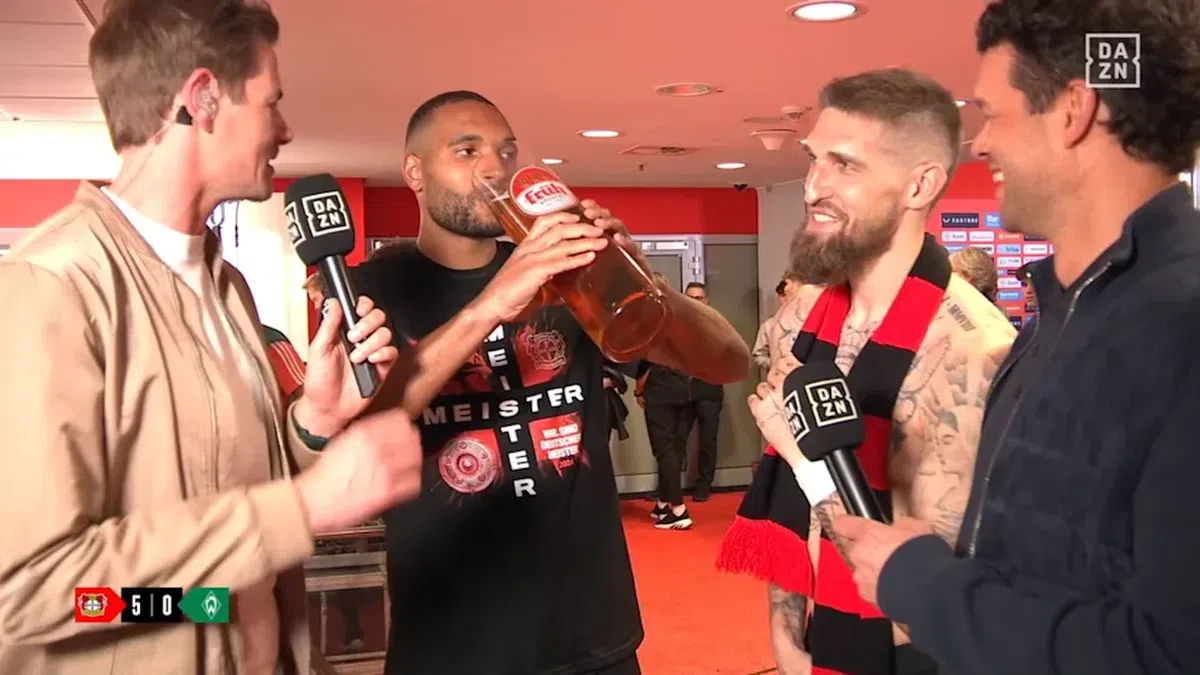 Bucurie fără margini la Leverkusen! Fanii au intrat pe teren în timpul meciului » Xabi Alonso a adus în stil mare primul TITLU din istoria de 120 de ani a clubului