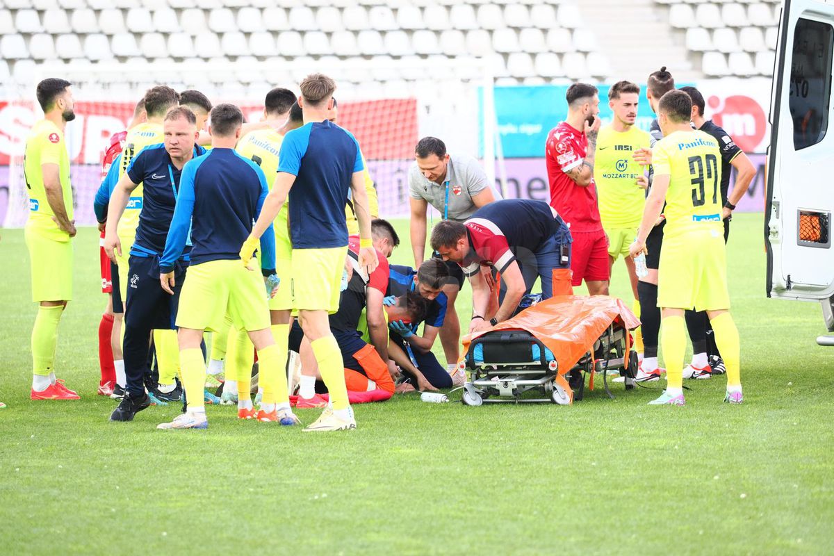 Clipe înspăimântătoare sub ochii copiilor, la Dinamo - Poli Iași » Mama fotbalistului lăsat lat de Homawoo, în lacrimi la ușile ambulanței