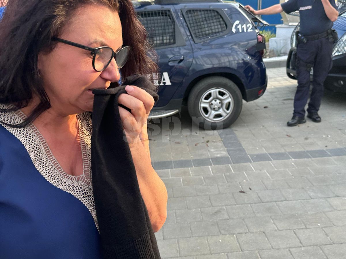 Clipe înspăimântătoare sub ochii copiilor, la Dinamo - Poli Iași » Mama fotbalistului lăsat lat de Homawoo, în lacrimi la ușile ambulanței