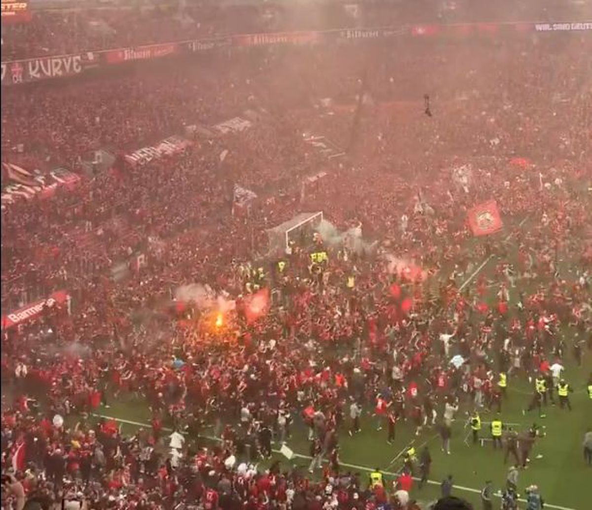Bucurie fără margini la Leverkusen! Fanii au intrat pe teren în timpul meciului » Xabi Alonso a adus în stil mare primul TITLU din istoria de 120 de ani a clubului