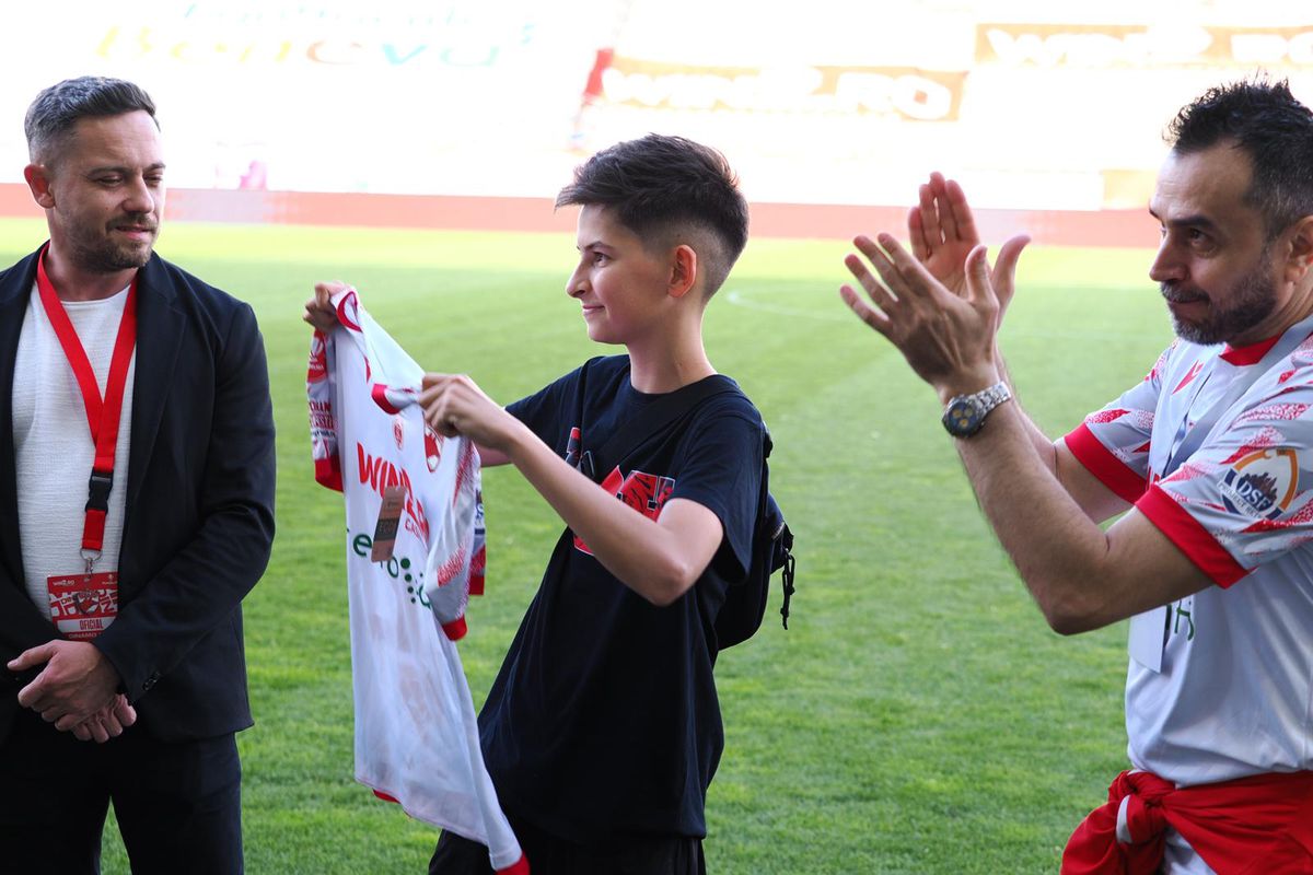 Liderul PCH Junior a primit un tricou special