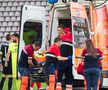 Luca Mihai e urcat în ambulanță având mască de oxigen la gură Foto: Ionuț Iordache (gsp.ro)