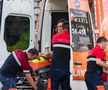 Luca Mihai e urcat în ambulanță având mască de oxigen la gură Foto: Ionuț Iordache (gsp.ro)