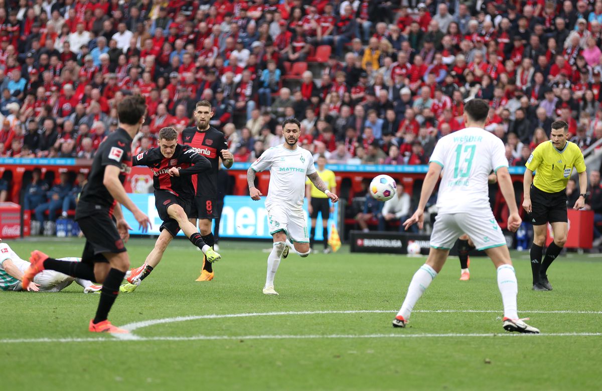 Bucurie fără margini la Leverkusen! Fanii au intrat pe teren în timpul meciului » Xabi Alonso a adus în stil mare primul TITLU din istoria de 120 de ani a clubului