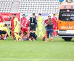 Clipe înspăimântătoare sub ochii copiilor, la Dinamo - Poli Iași » Mama fotbalistului lăsat lat de Homawoo, în lacrimi la ușile ambulanței