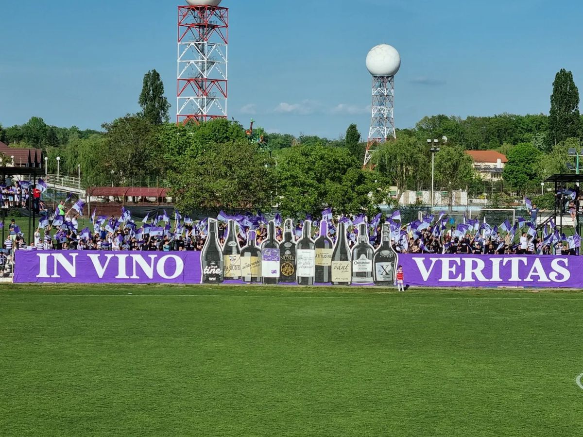 Scenografia ultrașilor români din Liga 3 a făcut înconjurul lumii: „In vino veritas”