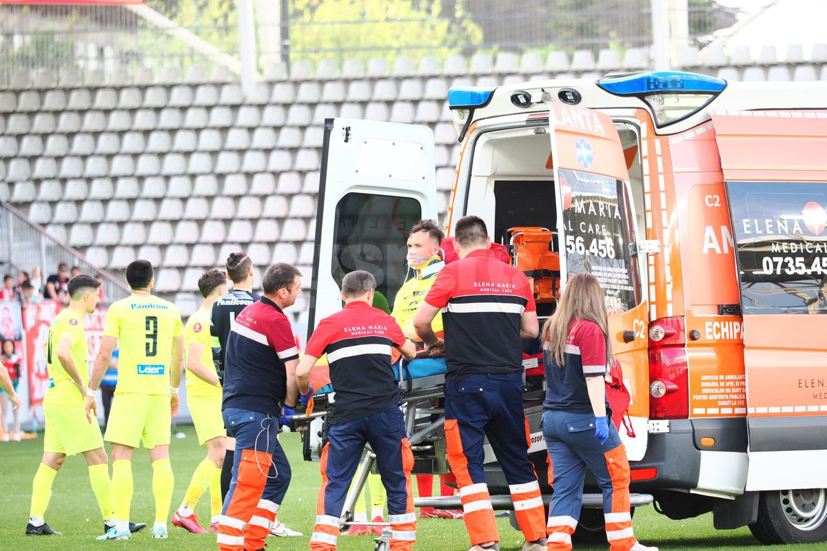 Clipe înspăimântătoare sub ochii copiilor, la Dinamo - Poli Iași » Mama fotbalistului lăsat lat de Homawoo, în lacrimi la ușile ambulanței
