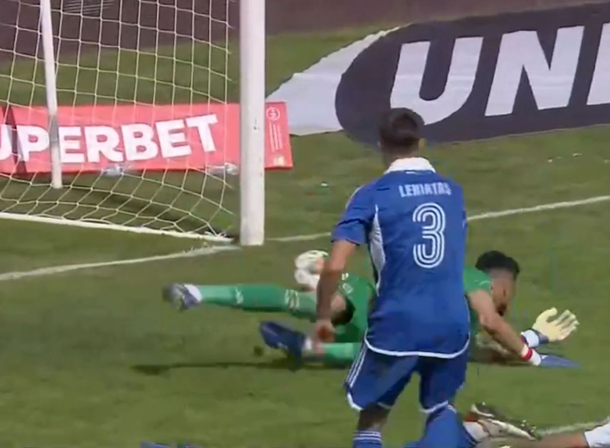 Gafă de curtea școlii în FC Botoșani - FCU Craiova » Portarul oltenilor s-a făcut de râs și a luat un gol de „Cascadorii râsului”