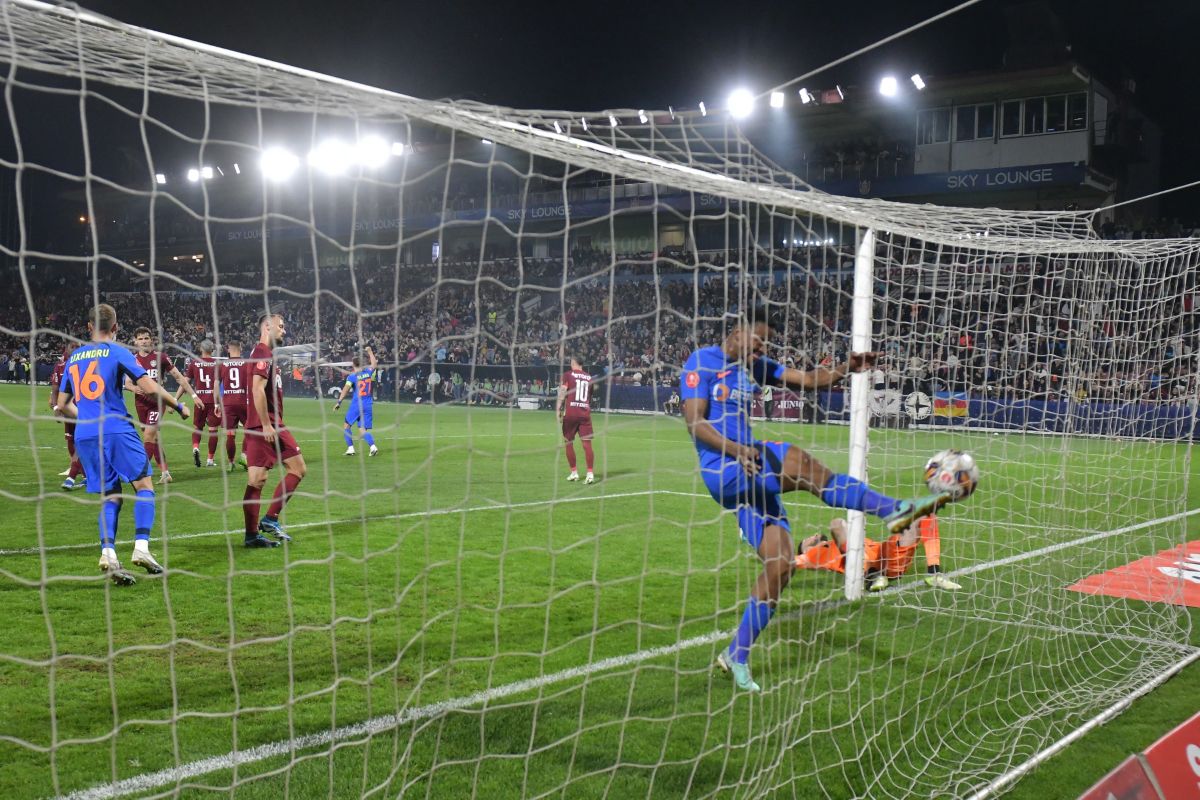 FCSB de Oscar » 3 momente tari surprinse de GSP în Gruia, după meci: unde fugea Coman, „ritualul” lui Chiricheș și o scenă definitorie