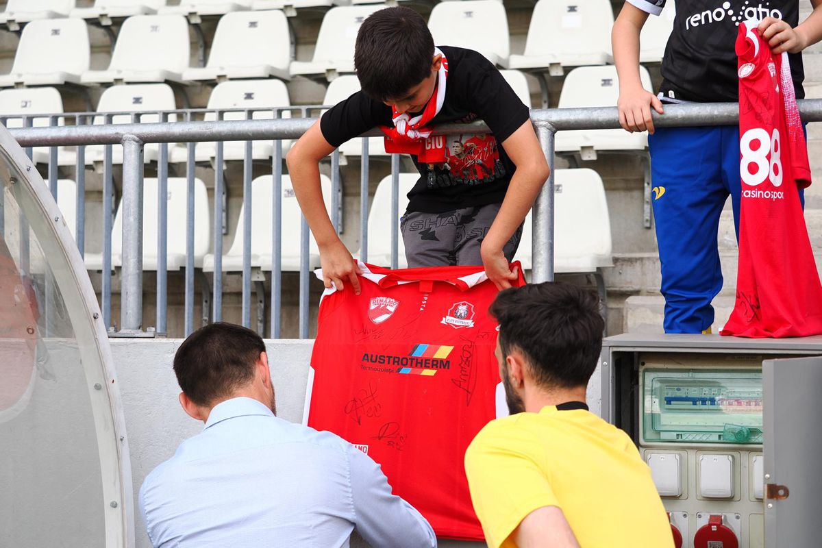 Revenirea „Pitbull-ului”, izbucnirea lui Caparco și ultrașii „falși”: „Din cauza voastră arde cămașa pe noi!” » 10 informații de pe stadion, înainte de Dinamo - Poli Iași