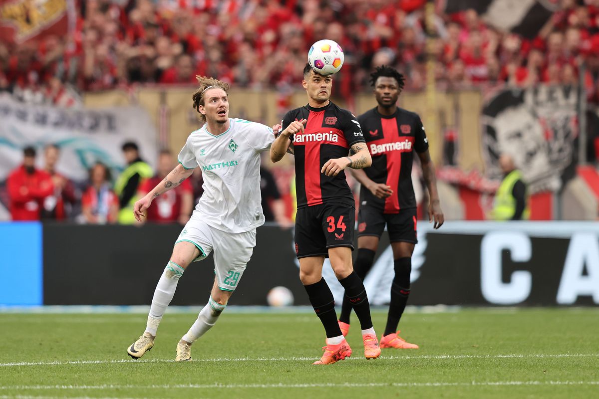 Bucurie fără margini la Leverkusen! Fanii au intrat pe teren în timpul meciului » Xabi Alonso a adus în stil mare primul TITLU din istoria de 120 de ani a clubului