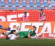 Gafă de curtea școlii în FC Botoșani - FCU Craiova » Portarul oltenilor s-a făcut de râs și a luat un gol de „Cascadorii râsului”