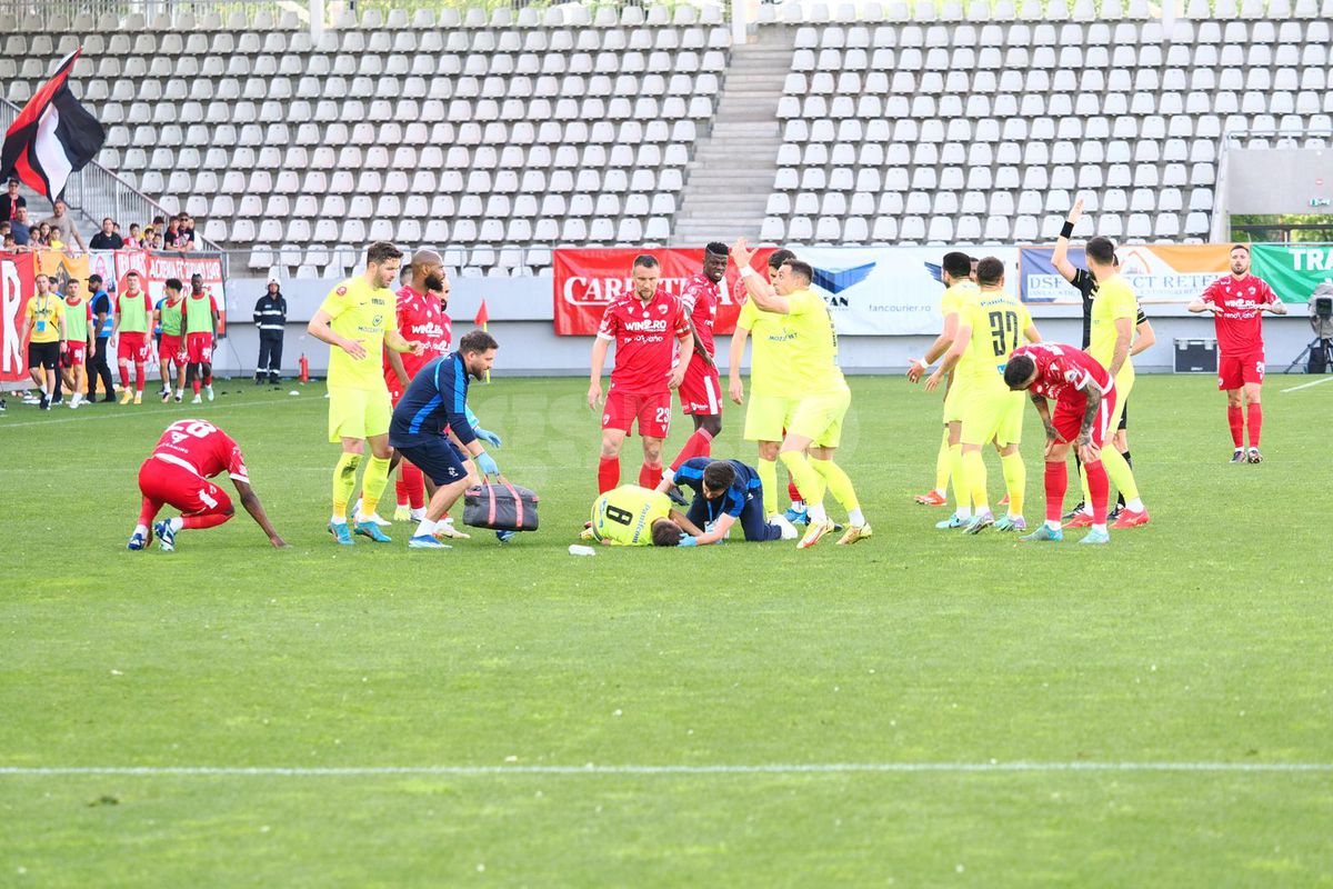 Clipe înspăimântătoare sub ochii copiilor, la Dinamo - Poli Iași » Mama fotbalistului lăsat lat de Homawoo, în lacrimi la ușile ambulanței