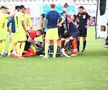 Clipe înspăimântătoare sub ochii copiilor, la Dinamo - Poli Iași » Mama fotbalistului lăsat lat de Homawoo, în lacrimi la ușile ambulanței