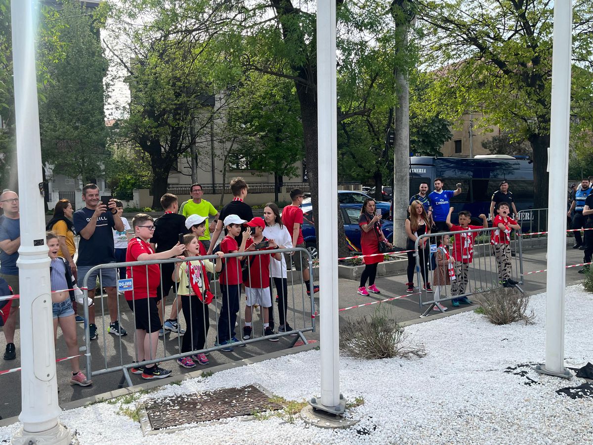 Revenirea „Pitbull-ului”, izbucnirea lui Caparco și ultrașii „falși”: „Din cauza voastră arde cămașa pe noi!” » 10 informații de pe stadion, înainte de Dinamo - Poli Iași