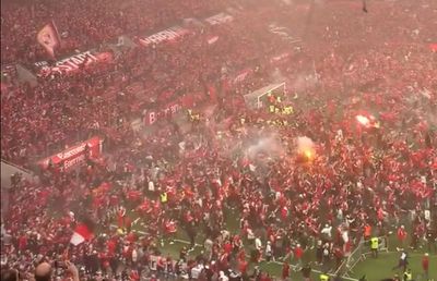 Bucurie fără margini la Leverkusen! Fanii au intrat pe teren în timpul meciului » Xabi Alonso a adus în stil mare primul TITLU din istoria de 120 de ani a clubului