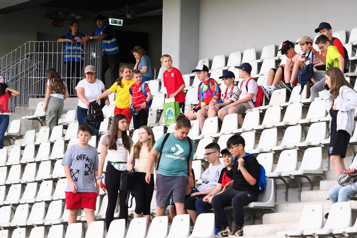 Revenirea „Pitbull-ului”, izbucnirea lui Caparco și ultrașii „falși”: „Din cauza voastră arde cămașa pe noi!” » 10 informații de pe stadion, înainte de Dinamo - Poli Iași