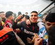 Bucurie fără margini la Leverkusen! Fanii au intrat pe teren în timpul meciului » Xabi Alonso a adus în stil mare primul TITLU din istoria de 120 de ani a clubului