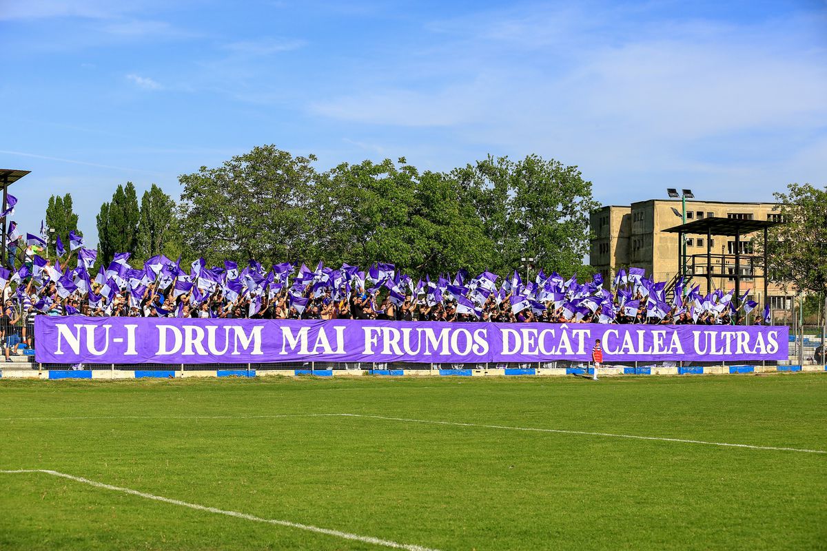 Scenografia ultrașilor români din Liga 3 a făcut înconjurul lumii: „In vino veritas”