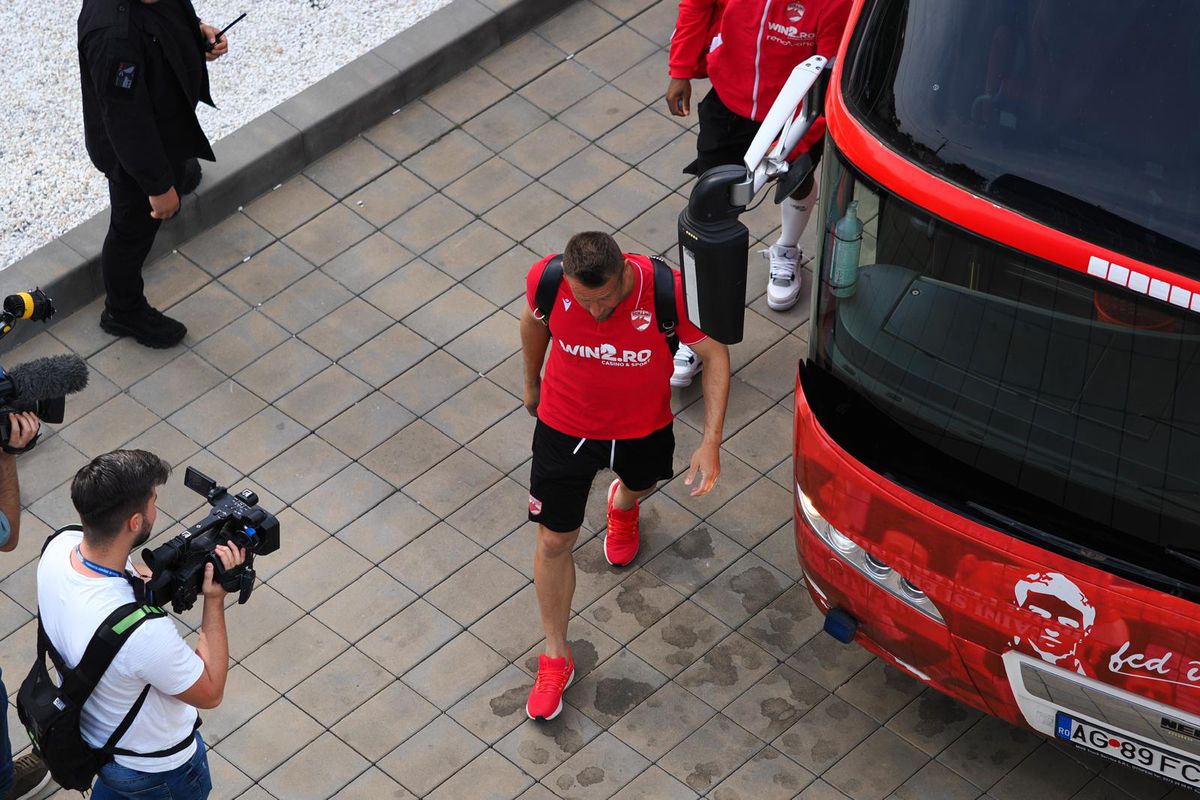 Revenirea „Pitbull-ului”, izbucnirea lui Caparco și ultrașii „falși”: „Din cauza voastră arde cămașa pe noi!” » 10 informații de pe stadion, înainte de Dinamo - Poli Iași