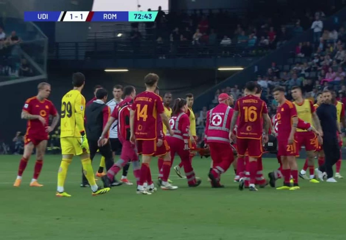 Evan Ndicka a dus mâna la piept și s-a prăbușit pe gazon în Udinese - Roma » Coechipierii au refuzat să continue meciul