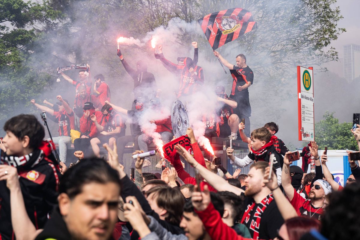 Bucurie fără margini la Leverkusen! Fanii au intrat pe teren în timpul meciului » Xabi Alonso a adus în stil mare primul TITLU din istoria de 120 de ani a clubului