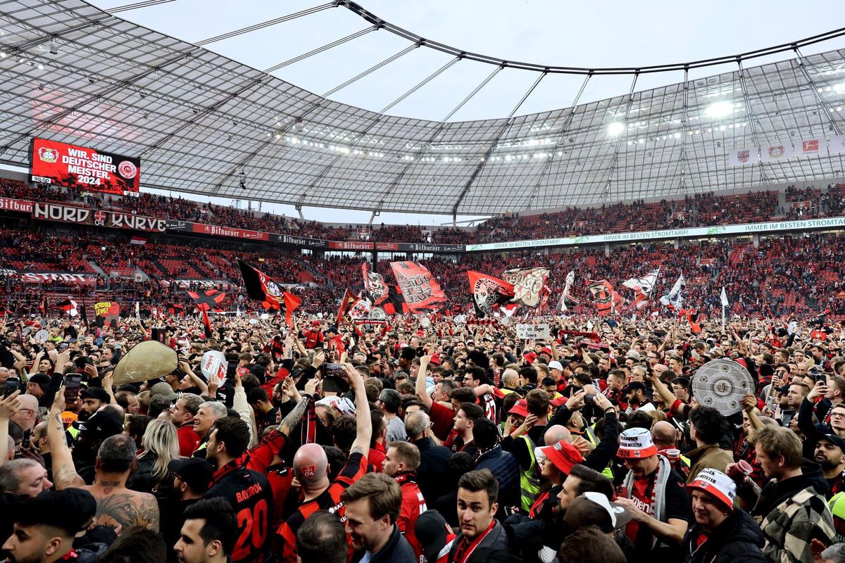 Bucurie fără margini la Leverkusen! Fanii au intrat pe teren în timpul meciului » Xabi Alonso a adus în stil mare primul TITLU din istoria de 120 de ani a clubului