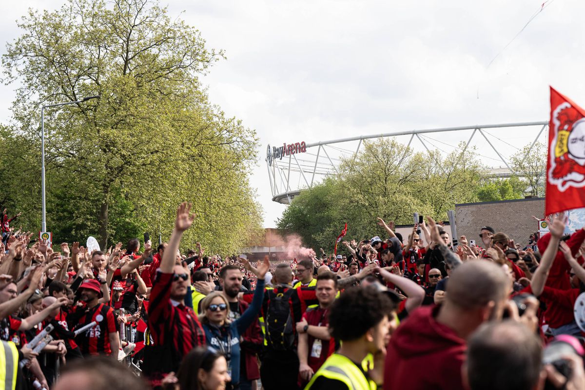 Bucurie fără margini la Leverkusen! Fanii au intrat pe teren în timpul meciului » Xabi Alonso a adus în stil mare primul TITLU din istoria de 120 de ani a clubului