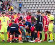 Luca Mihai e urcat în ambulanță având mască de oxigen la gură Foto: Ionuț Iordache (gsp.ro)