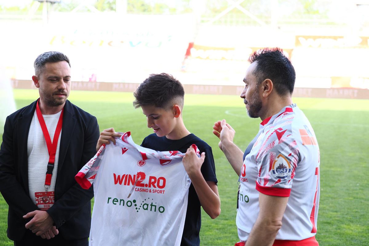 Liderul PCH Junior a primit un tricou special