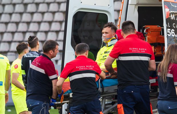 Clipe înspăimântătoare sub ochii copiilor, la Dinamo - Poli Iași » Mama fotbalistului lăsat lat de Homawoo, în lacrimi la ușile ambulanței