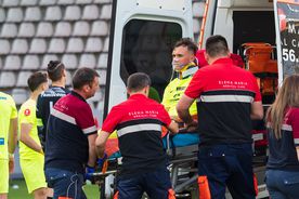 Clipe înspăimântătoare sub ochii copiilor, la Dinamo - Poli Iași » Mama fotbalistului lăsat lat de Homawoo, în lacrimi la ușile ambulanței