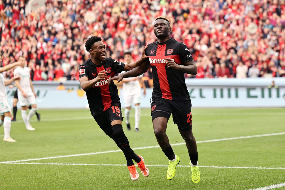 Bucurie fără margini la Leverkusen! Fanii au intrat pe teren în timpul meciului » Xabi Alonso a adus în stil mare primul TITLU din istoria de 120 de ani a clubului