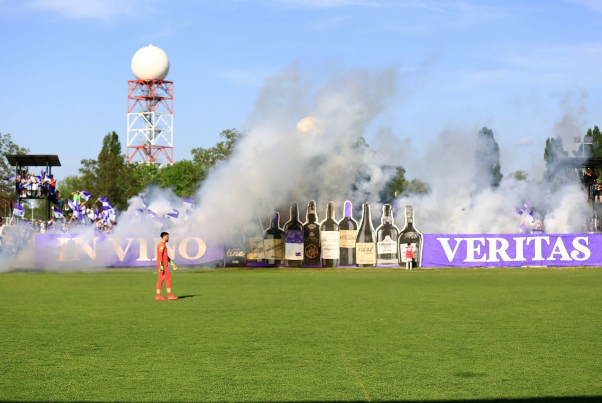 Scenografia ultrașilor români din Liga 3 a făcut înconjurul lumii: „In vino veritas”