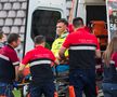 Luca Mihai e urcat în ambulanță având mască de oxigen la gură Foto: Ionuț Iordache (gsp.ro)