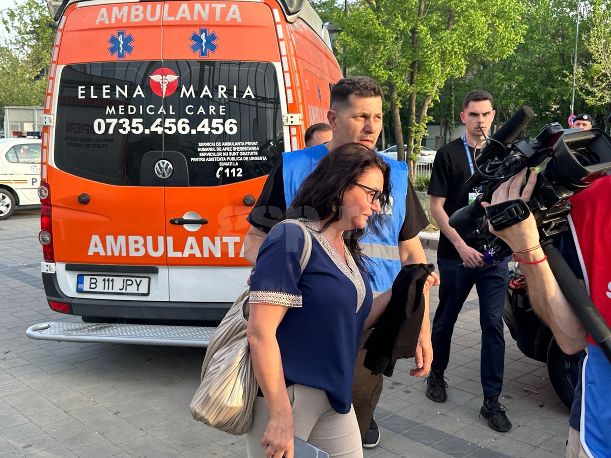 Clipe înspăimântătoare sub ochii copiilor, la Dinamo - Poli Iași » Mama fotbalistului lăsat lat de Homawoo, în lacrimi la ușile ambulanței