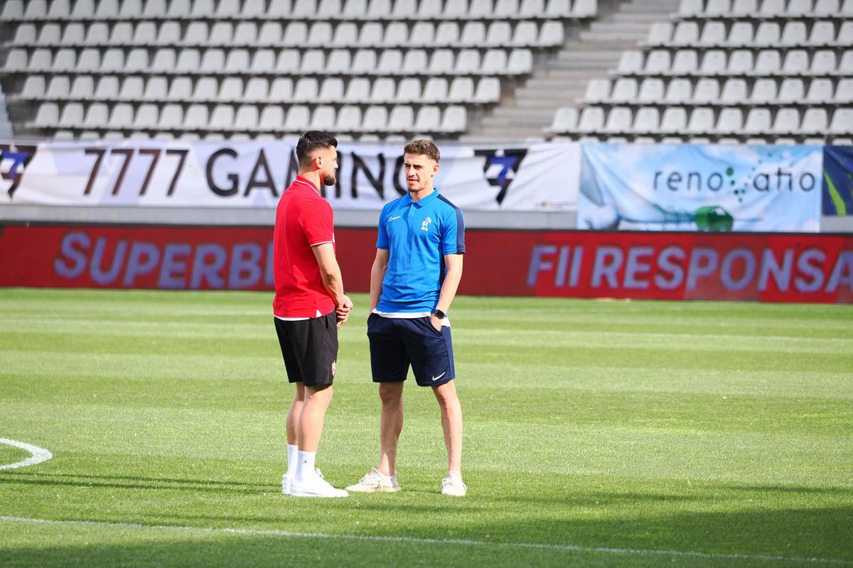 Revenirea „Pitbull-ului”, izbucnirea lui Caparco și ultrașii „falși”: „Din cauza voastră arde cămașa pe noi!” » 10 informații de pe stadion, înainte de Dinamo - Poli Iași