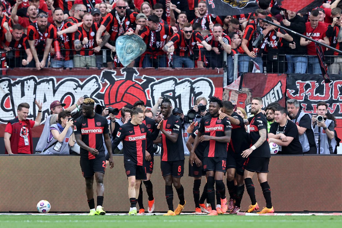 Bucurie fără margini la Leverkusen! Fanii au intrat pe teren în timpul meciului » Xabi Alonso a adus în stil mare primul TITLU din istoria de 120 de ani a clubului