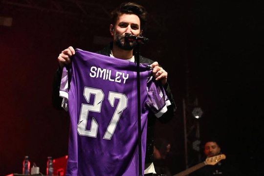 Momentul în care Smiley primește tricoul personalizat cu FC Argeș / Sursă foto: Facebook@ Cristian Gentea